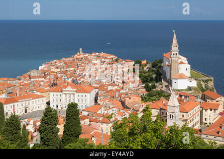 Piran, Slowenien Primorska. Gesamtansicht der Stadt und der St.-Georgs Kathedrale von der Stadtmauer. Stockfoto