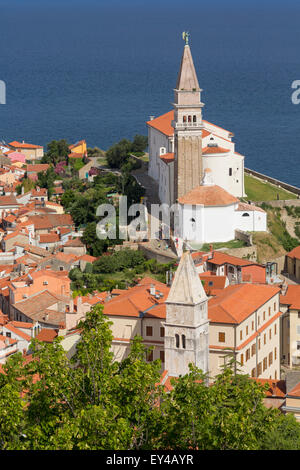 Piran, Slowenien Primorska. Gesamtansicht der Stadt und der St.-Georgs Kathedrale von der Stadtmauer. Stockfoto