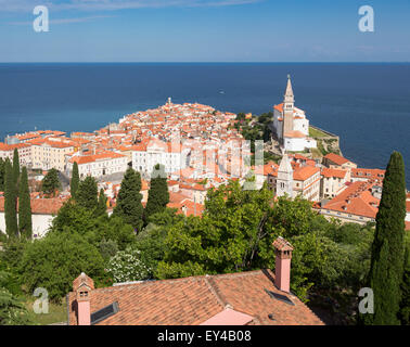 Piran, Slowenien Primorska. Gesamtansicht der Stadt und der St.-Georgs Kathedrale von der Stadtmauer. Stockfoto