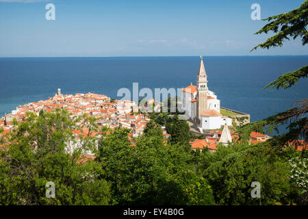 Piran, Slowenien Primorska. Gesamtansicht der Stadt und der St.-Georgs Kathedrale von der Stadtmauer. Stockfoto