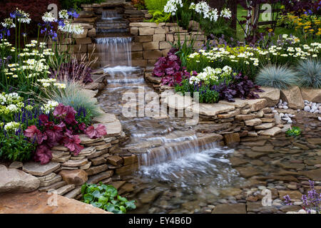 Shaw Garden with Water Feature im Tatton Park, Cheshire, Großbritannien, 21. Juli 2015. Die Reflexion der Natur“, mit einer wunderschönen Auswahl von tummelnden Sandsteinplatten, aus denen ein leichter Wasserfall seinen Weg in ein kleines Becken am Boden findet. 17. Tatton Park RHS Flower Festival und Show. Stockfoto