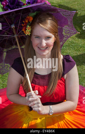 Tatton Park, Cheshire, UK 21. Juli 2015. Emily Hazeldine Karneval Tänzerin mit Cabasa Karneval Kunst. ein Darsteller bei der RHS Flower Show.  Bildnachweis: Mar Photographics/Alamy Live-Nachrichten Stockfoto