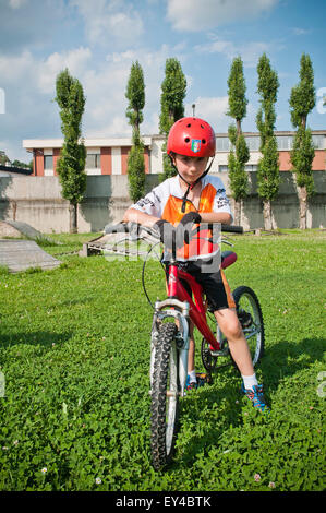 Kleiner Junge im Helm Mountainbike Stockfoto