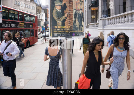 Finstere Plakatwerbung für eine Clubnacht, blickt auf den Schultern von Passanten in der Nähe von Liverpool Street Station am Bishopsgate. London, UK. Das Zeichen auf dem Plakat ist der 1940er Jahre Geheimagent, Privatdetektiv oder Spion Blick auf sein Ziel. Stockfoto