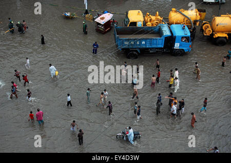 Lahore. 21. Juli 2015. Menschen waten in einer überfluteten Straße nach schweren Monsun-Regen in östlichen Pakistan Lahore am 21. Juli 2015. Sturzfluten durch Wolkenbruch ausgelöst haben mehrere Teile von Pakistan von Chitral Tal im Norden des Landes auf Teile des südlichen Punjab und den Bergregionen von Balochistan überschwemmt. Bildnachweis: Sajjad/Xinhua/Alamy Live-Nachrichten Stockfoto