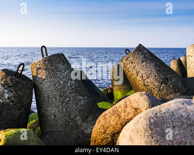 Tageslicht an der Küste am Golf von Riga in der Morgendämmerung mit Felsen im Vordergrund Stockfoto