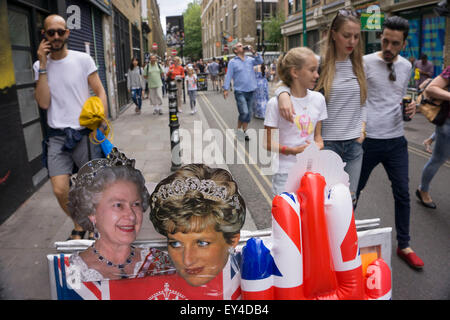 Postkarten der Königin und Prinzessin Diana auf Brick Lane, London, UK. Stockfoto