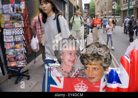 Postkarten der Königin und Prinzessin Diana auf Brick Lane, London, UK. Stockfoto