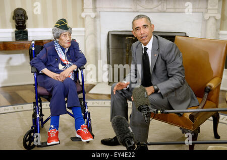 US-Präsident Barack Obama, richtig, trifft sich mit 110 Jahre alte Emma Didlake von Detroit, Michigan, der Nation ältesten lebenden Veteran, der während des zweiten Weltkriegs im Oval Office des weißen Hauses in Washington, DC am 17. Juli 2015 als hochdekorierter Soldat in der Frauen Army Auxiliary Corps (WAAC) serviert. Pvt Didlake besucht Washington, DC, für ihre Ehre Flug, von Ehre Flight Network zur Verfügung gestellt. Bildnachweis: Olivier Douliery/Pool über CNP - kein Draht-Dienst- Stockfoto