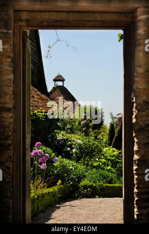 Alliums im Parterre Garten mit Taubenschlag jenseits Garsington Manor, Oxfordshire UK Stockfoto