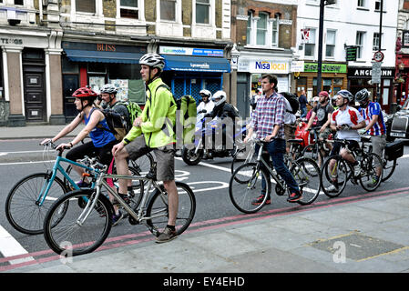 Pendler Radfahrer in fortgeschrittenen Stop Lane, London Borough of Islington, England UK Stockfoto