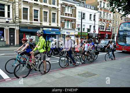 Pendler-Radfahrer in fortgeschrittenen Stop Lane mit Bus hinter London Borough of Islington, England UK Stockfoto