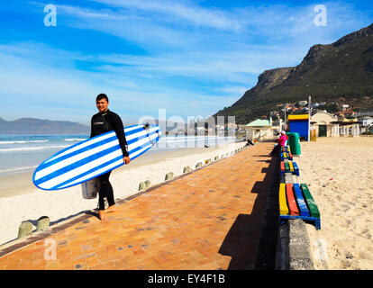 Surfer am Strand von Muizenberg, Muizenberg Kapstadt Südafrika Stockfoto