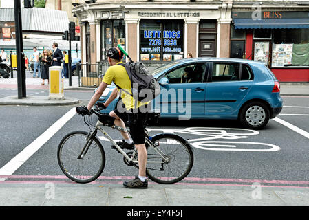 Pendler Radfahrer im Vorfeld stoppen Spur neben illegal positionierten Auto, Angel, London Borough of Islington, England UK Stockfoto