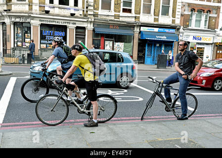 Pendler Radfahrer anhalten im Voraus Spur neben illegal positionierten Auto, Angel, London Borough of Islington, England UK Stockfoto