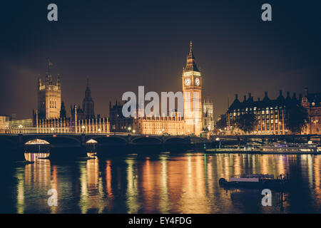 Blick auf Big Ben und Westminster über Themse bei Nacht.  Dieses Bild hat einen Retro-Filtereffekt Stockfoto