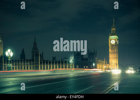 Blick auf Big Ben in London Westminster Brücke in einer feuchten Nacht Stockfoto