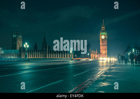 London, Vereinigtes Königreich - 8. Oktober 2014: Nachtansicht von Big Ben über mit Westminster Bridge in einer feuchten Nacht mit Autos und Menschen Stockfoto