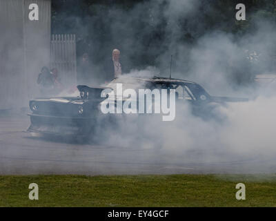 Goodwood, UK 26. Juni 2015: ein stark verändertes Muscle Car Ford Mustang 1965 'Raserei'. Durchführung von "Donut" auf dem Goodwood-Fest Stockfoto