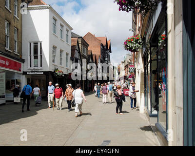 Der High Street in Winchester, Hampshire auf ruhigen Dienstag Morgen im Juli - Ansicht Loeking Westen die Straße hinauf Stockfoto