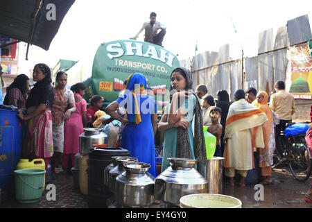 Mumbai, Maharshtra, Indien. 25. März 2010. 23. März 2010 - Mumbai - Indien:. Bürger von Sanjay Gandhi Nagar Slum in Mumbai warten in langen Schlangen, Wasser aus Tankwagen Wasser zu sammeln. Die wirtschaftlich schwachen Märkte in den städtischen Slums & Dörfern in Indien werden immer wichtiger für große multinationale Unternehmen wie sie zielen auf die Nachfrage nach frischem Wasser. Rund 96 Millionen Menschen in Indien haben nicht Zugang zu sauberem Wasser und mehr als 186.000 Kinder unter dem Alter von fünf sterben an Durchfall verursacht durch verschmutztes Wasser und mangelnde Hygiene wird jedes Jahr in dem Land, nach der internationalen Stockfoto