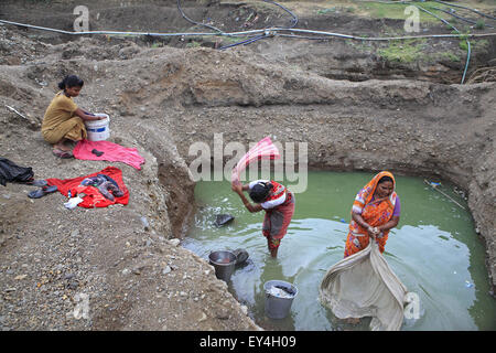 Solapur, Maharashtra, Indien. 20. Mai 2013. 20. Mai 2013: Solapur - Indien. In der Nähe von Solapur verwenden Dorfbewohner un-hygienischen & ungefiltertes Wasser waschen & trinken. Die wirtschaftlich schwachen Märkte in den städtischen Slums & Dörfern in Indien werden immer wichtiger für große multinationale Unternehmen wie sie zielen auf die Nachfrage nach frischem Wasser. Rund 96 Millionen Menschen in Indien haben nicht Zugang zu sauberem Wasser und mehr als 186.000 Kinder unter dem Alter von fünf sterben an Durchfall verursacht durch verschmutztes Wasser und mangelnde Hygiene wird jedes Jahr im Land, entsprechend der internationalen Charity Water Aid Stockfoto