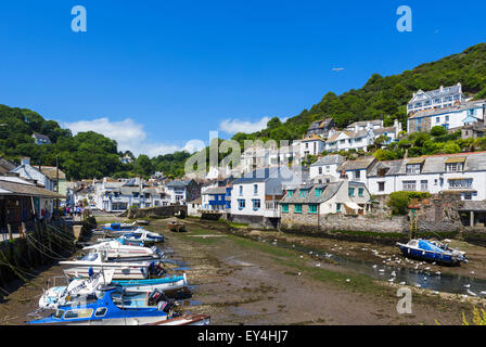 Der Hafen bei Ebbe in der Fischerei Dorf von Polperro, Cornwall, England, UK Stockfoto