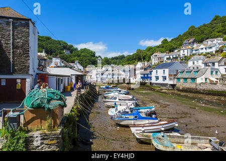 Der Hafen bei Ebbe in der Fischerei Dorf von Polperro, Cornwall, England, UK Stockfoto