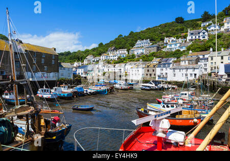 Der Hafen bei Ebbe in der Fischerei Dorf von Polperro, Cornwall, England, UK Stockfoto