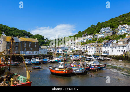 Der Hafen bei Ebbe in der Fischerei Dorf von Polperro, Cornwall, England, UK Stockfoto