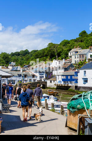 Touristen an der Harbourfront in der Fischerei Dorf von Polperro, Cornwall, England, UK Stockfoto