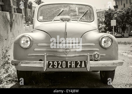 Ajaccio, Frankreich - 6. Juli 2015: Renault 4CV Oldtimer Kleinwagen steht geparkt am Straßenrand in der französischen Stadt, Vorderansicht Stockfoto