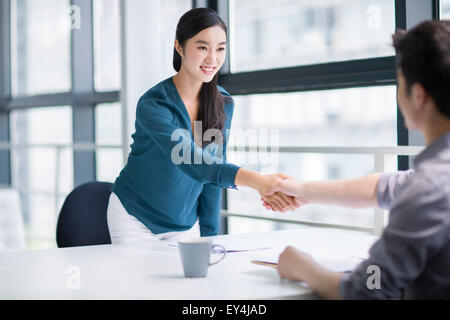 Junge Frau für ein Job Interview Stockfoto