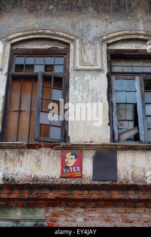 Fassade ein heruntergekommenes Gebäude in der Pettah, der Haupteinkaufsstraße von Colombo, Sri Lanka Stockfoto