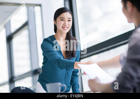 Junge Frau für ein Job Interview Stockfoto