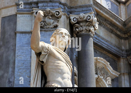 Statue eines Soldaten außerhalb der Duomo Kathedrale der Heiligen Agata, Piazza del Duomo, auf der Via Etnea, Catania, Sizilien, Italien Stockfoto