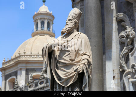 Statue eines Priesters außerhalb der Duomo Kathedrale der Heiligen Agata, Piazza del Duomo, auf der Via Etnea, Catania, Sizilien, Italien Stockfoto