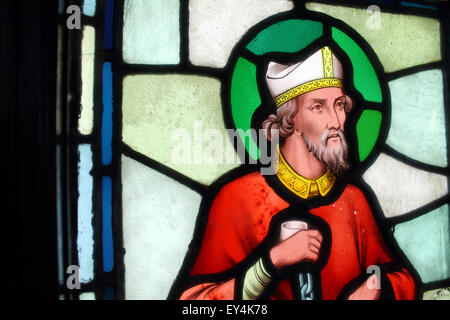 Buntglas-Fensterdetail von St. Ninian, Schloss oder Castell Coch, Cardiff, Südwales, UK Stockfoto