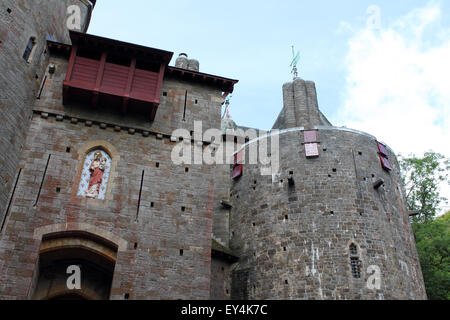 Eingang zum Schloss oder Castell Coch, Cardiff, Südwales, UK Stockfoto