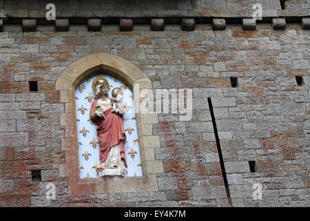 Madonna und Kind Detail um das äußere Torhaus der Burg oder Castell Coch, Cardiff, Südwales, UK Stockfoto