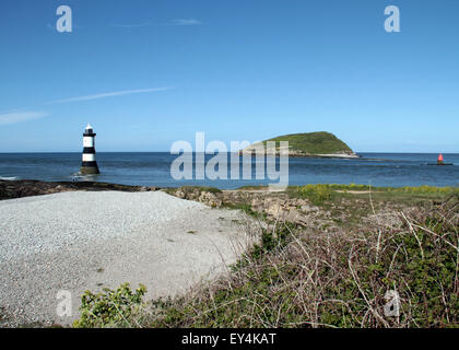 Trwyn Du Leuchtturm ist ein Leuchtturm zwischen Dinmor Punkt in der Nähe von Penmon und Ynys Seriol oder Puffin Island, Süd-Ost-Anglesey Stockfoto