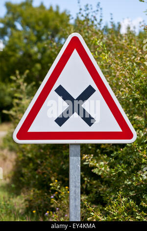 Dreieckigen Kreuzung Straßenschild auf einer Straßenkreuzung Land Stockfoto