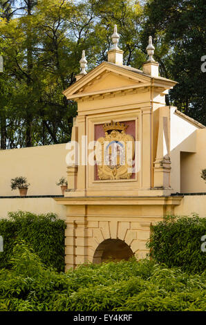 Ein Denkmal in den Gärten des Real Alcazar, der königliche Palast in Sevilla, Spanien, Europa Stockfoto
