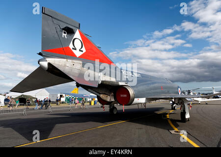 Im Ruhestand McDonnell F - 4K Phantom FG. 1 XV586/R-010 auf statische Anzeige am RNAS Yeovilton International Air Tag im Jahr 2015 abgebildet. Stockfoto