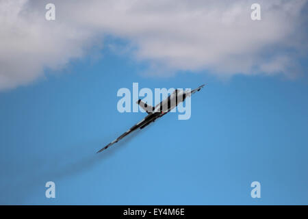 Rote Pfeile Begleitung dauern die Avro-Vulcan-Bomber Flug in Fairford Stockfoto