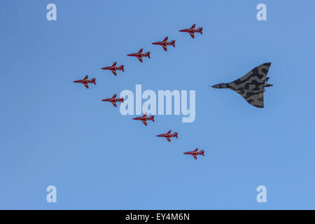 Rote Pfeile Begleitung dauern die Avro-Vulcan-Bomber Flug in Fairford Stockfoto