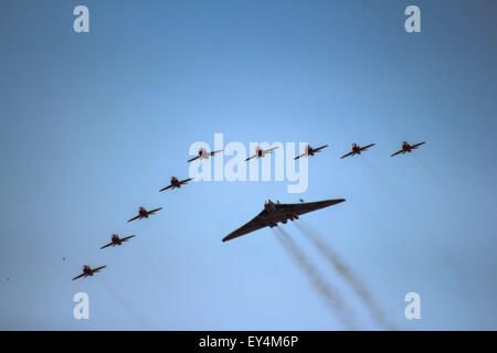 Rote Pfeile Begleitung dauern die Avro-Vulcan-Bomber Flug in Fairford Stockfoto