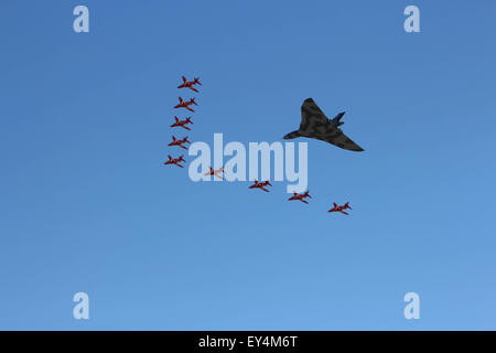 Rote Pfeile Begleitung dauern die Avro-Vulcan-Bomber Flug in Fairford Stockfoto