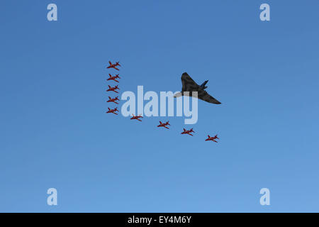 Rote Pfeile Begleitung dauern die Avro-Vulcan-Bomber Flug in Fairford Stockfoto