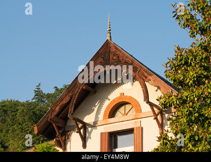 Dekorative Bargeboards in der Dachrinne eines Hauses in Millau, Averyon, Midi-Pyrénées, Frankreich, Europa Stockfoto